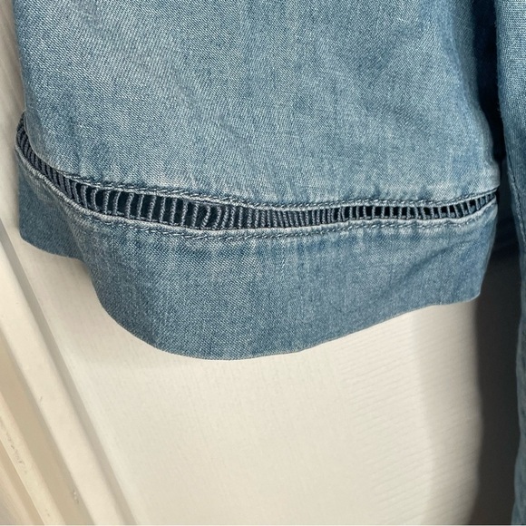 Chico's Touch of Cool Feminine Denim Tencel Linen Blend Top in Cove Wash 8/10 - Picture 7 of 8